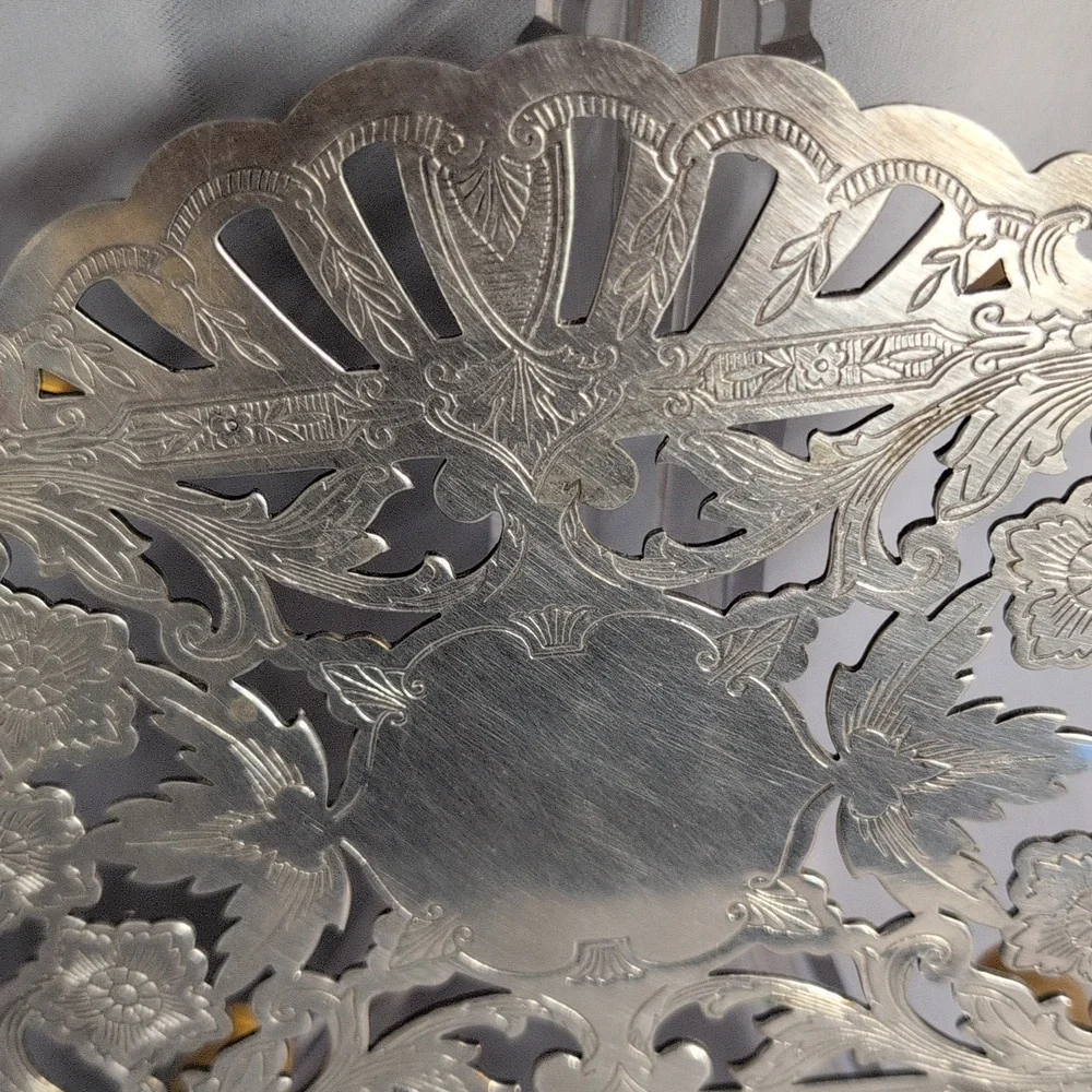 Wallace 7321 Silverplate Engraved Floral Footed Trivet